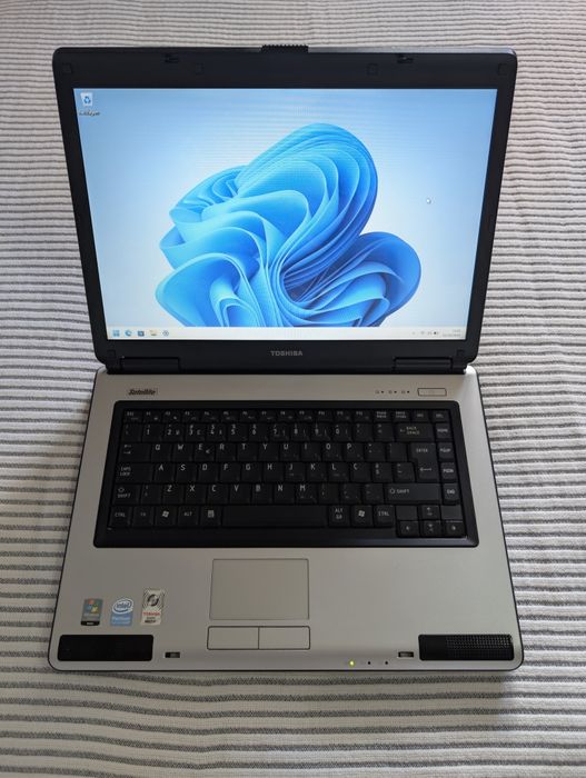 Toshiba Satellite L40-18L ( Portátil ) *