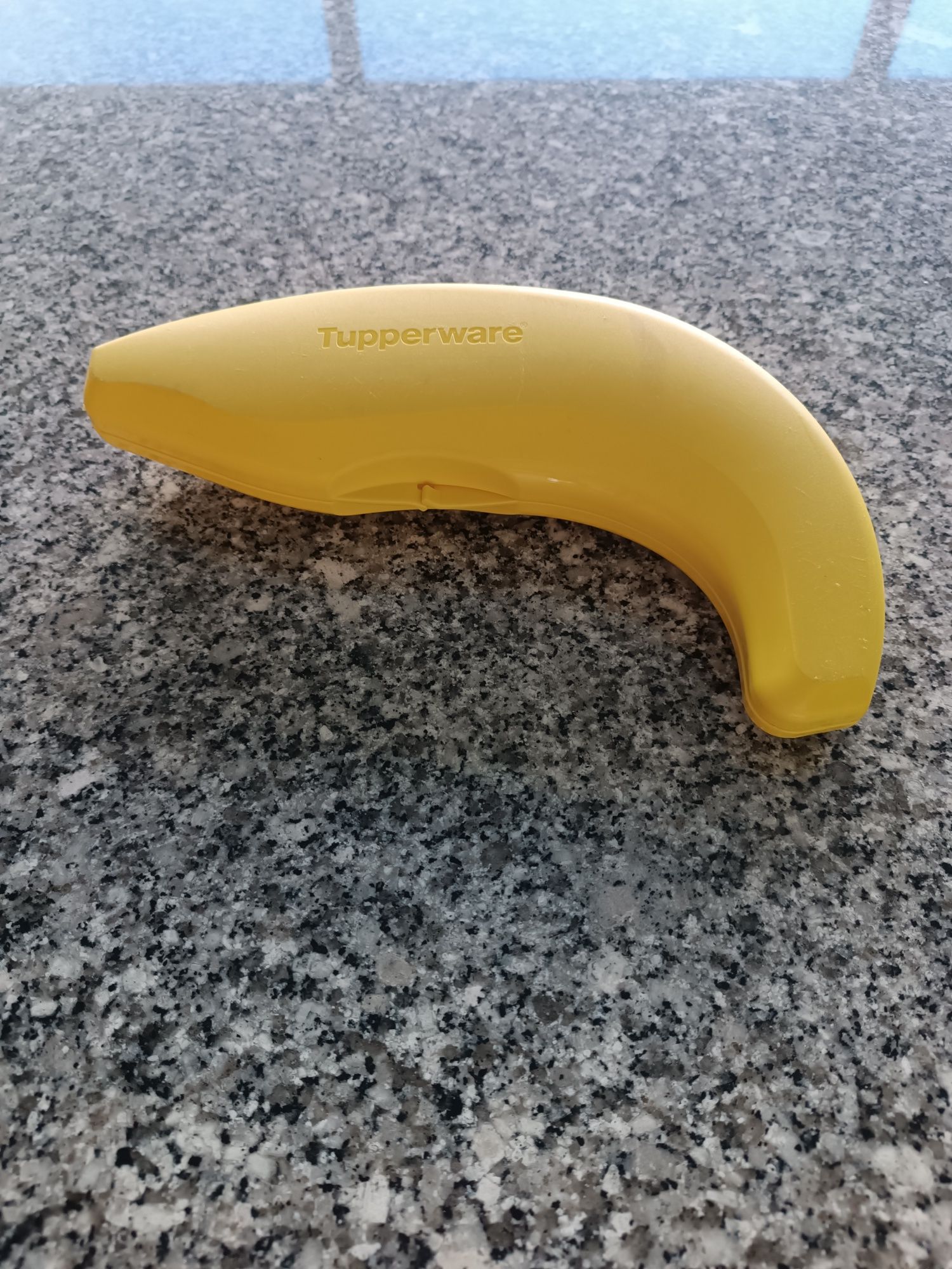 Lancheira banana tupperware