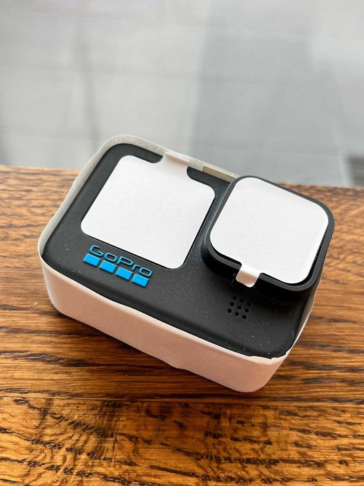 Екшн-камера GoPro Hero 11 з захисними плівками.