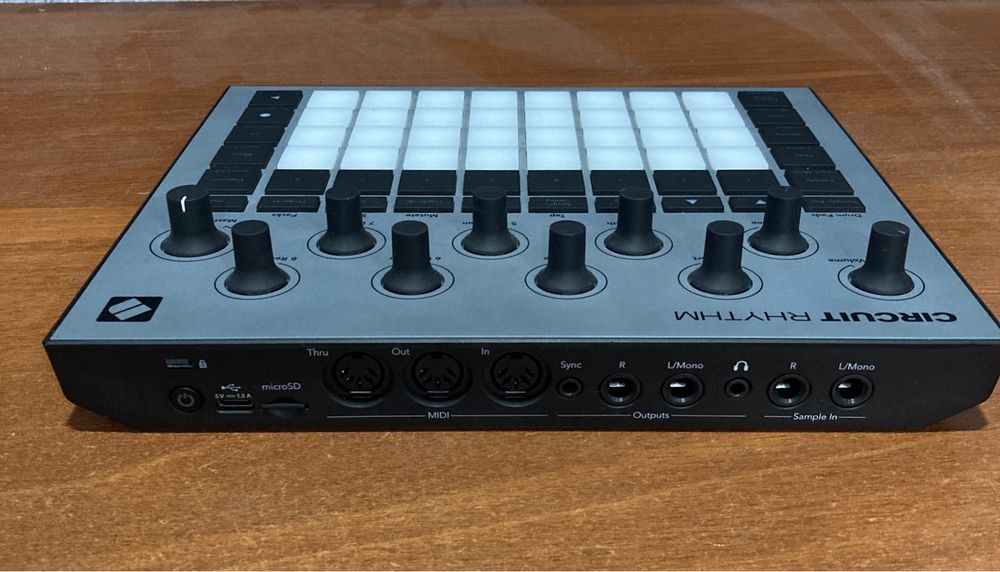 Сємплер , грувбокс - Novation circuit rhythm