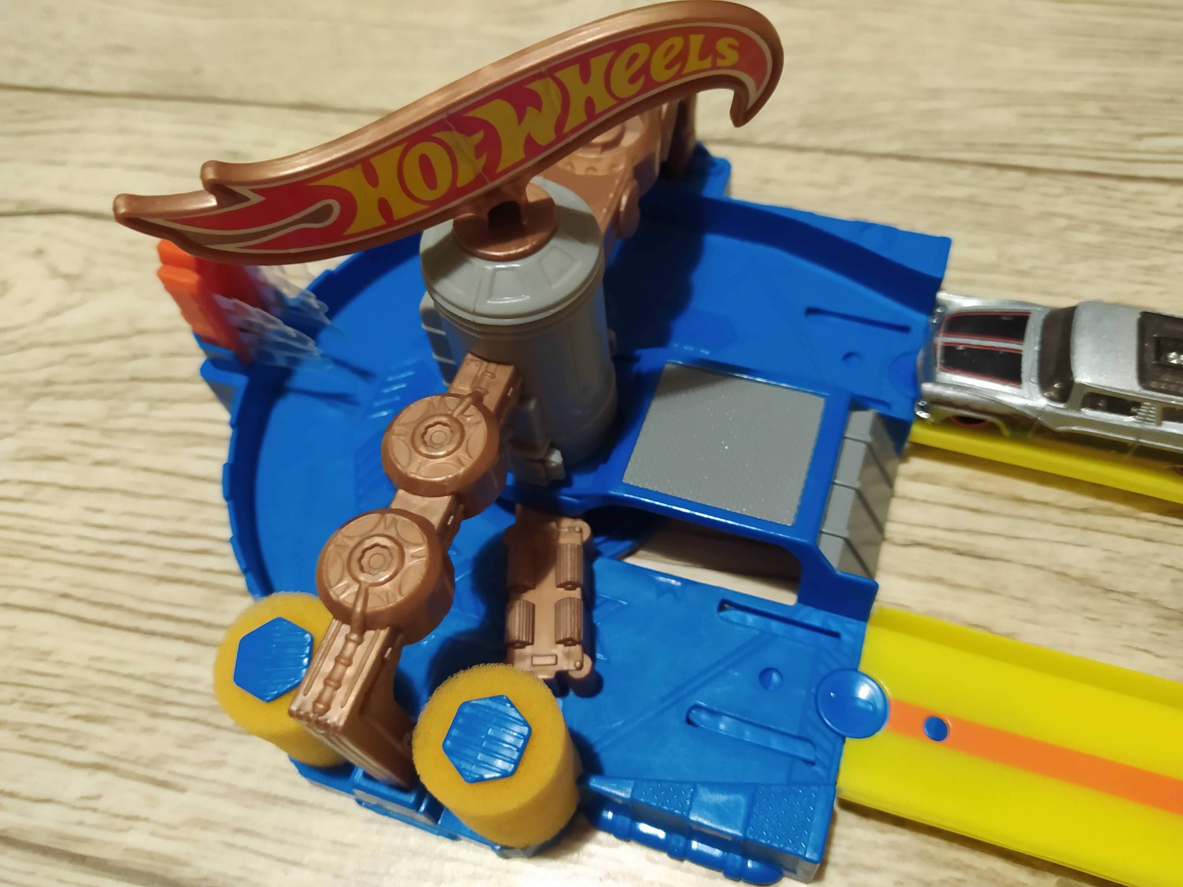 8 ) hot wheels myjnia