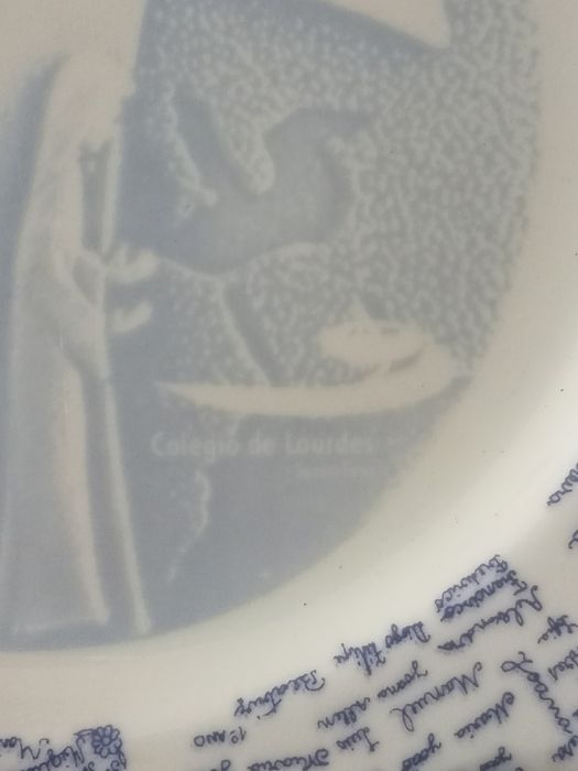 Belo prato de porcelana comemorativo