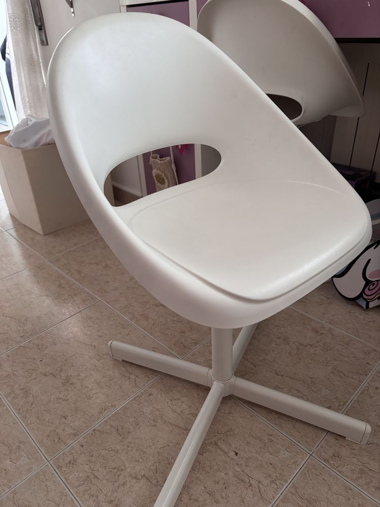Secretaria de menino com cadeira