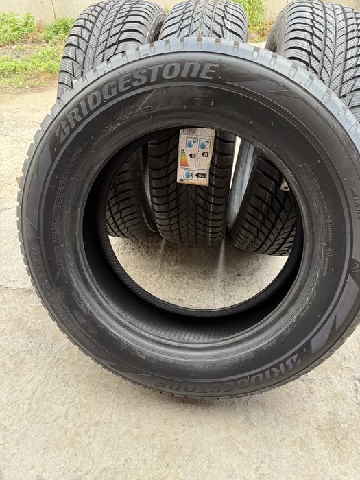 215/65R16 Bridgestone Blizzak LM001