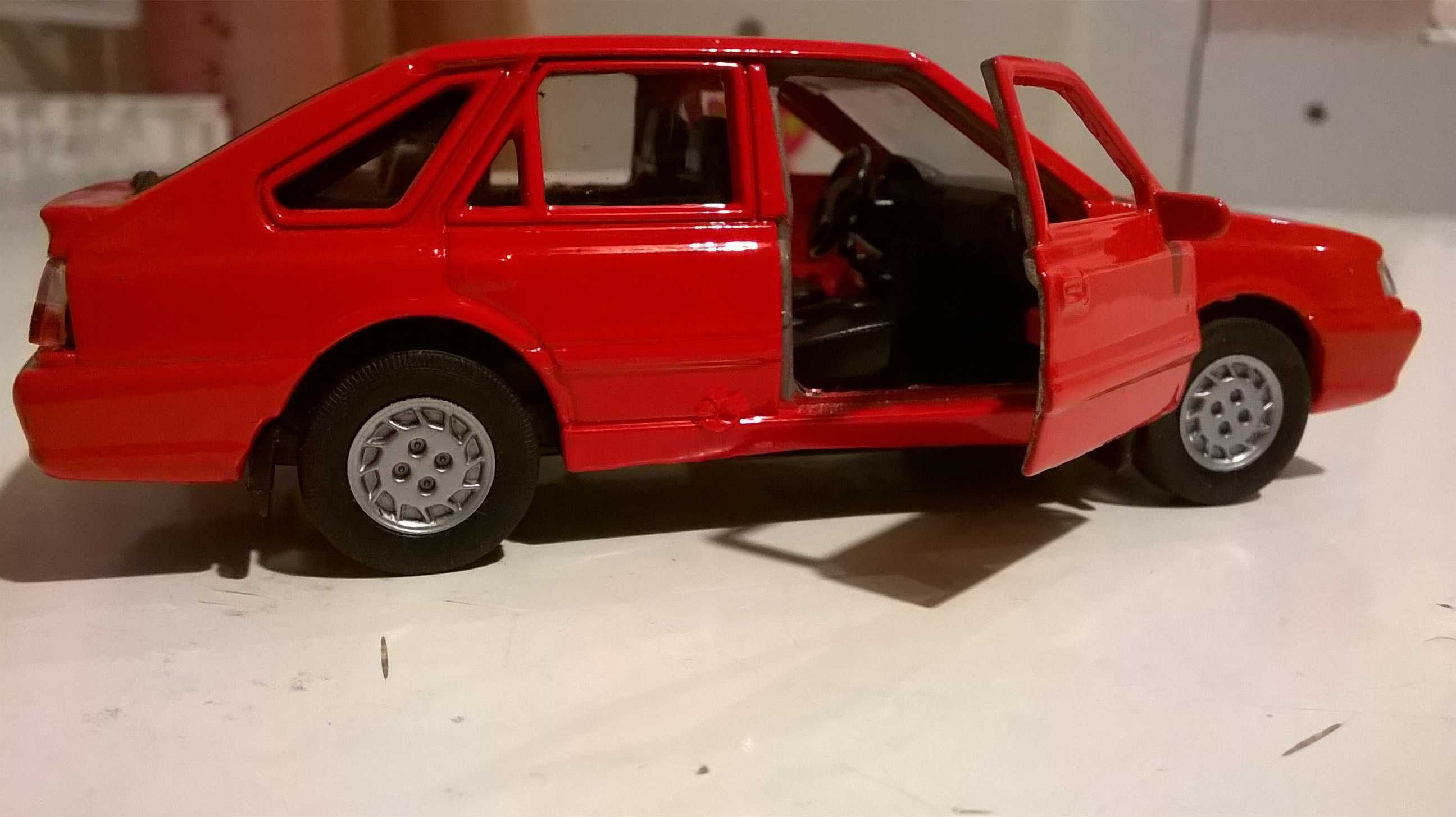 Polonez CARO PLUS model wersja sedan; skala 1:43; metalowo-plastikowy