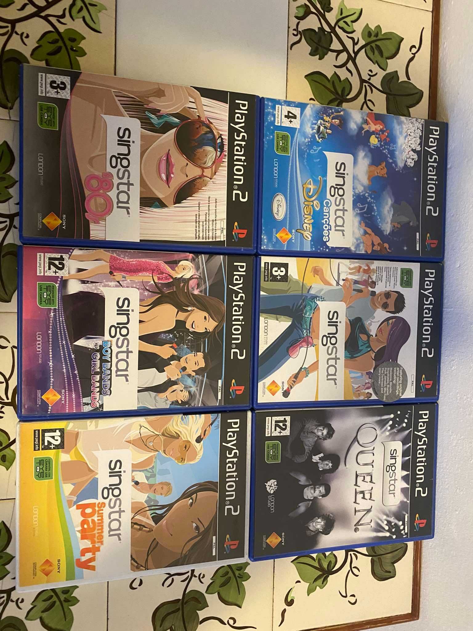 Playstation2 com cabos, comando, jogos e microfone