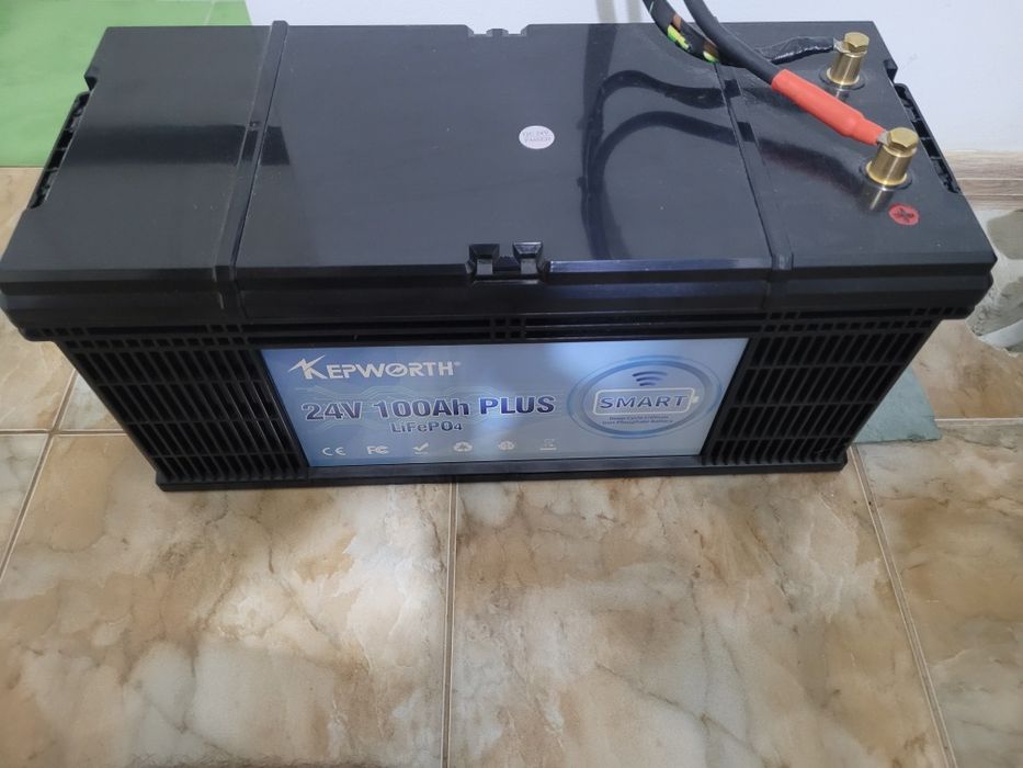 Акамулятори 24 вольти..є 2 штуки по100А