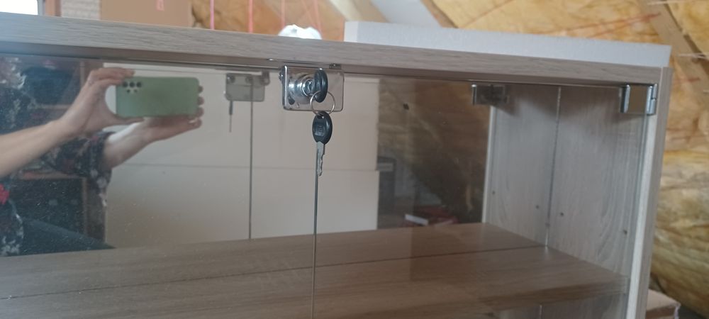 Wiszący regał z lustrem i szyba na klucz