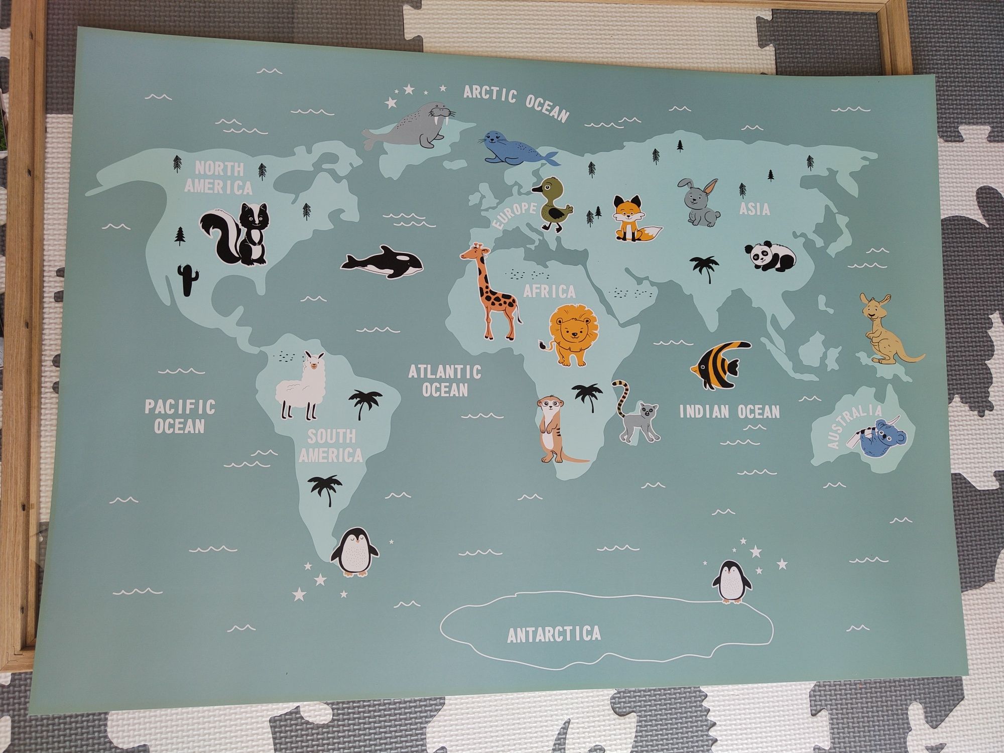 Plakat 50x70 cm, mapa świata ze zwierzętami