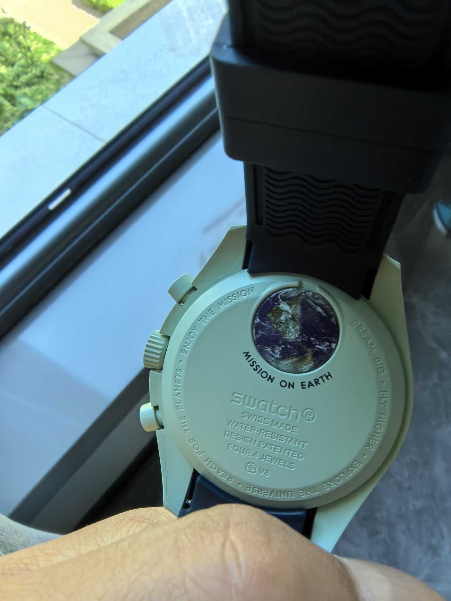 Użyty Omega Swatch Ziemia SO33G100, bez usterek