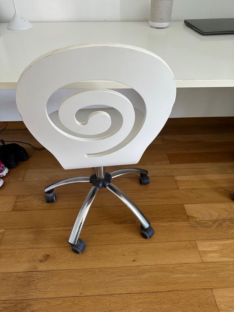 Cadeiras brancas de escritório