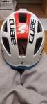 Kask rowerowy z LEDami z tyłu marki CUBE rozm.51-55cm