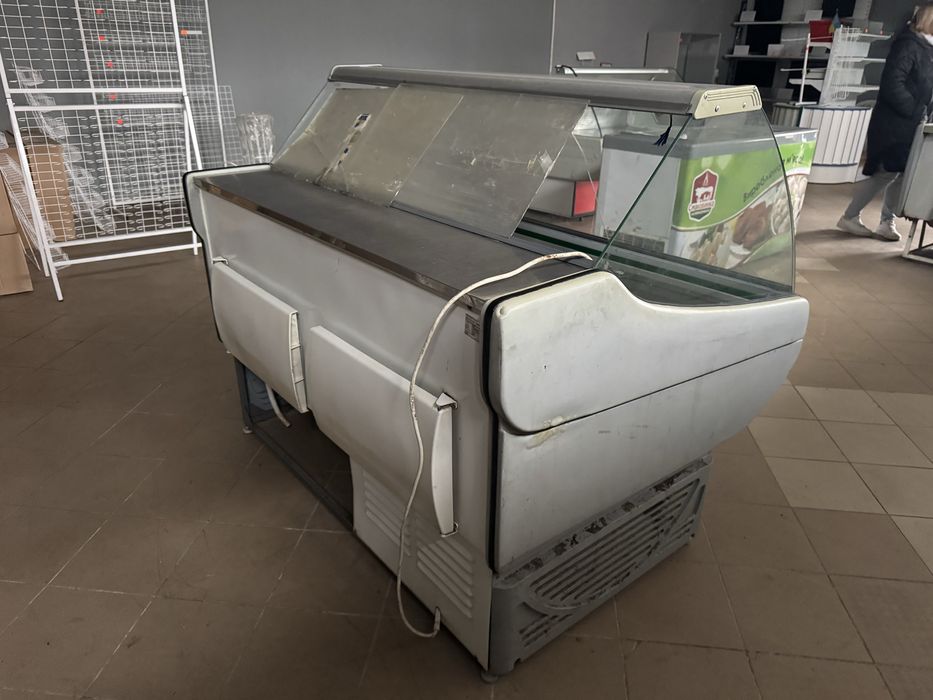 Ларь, морозильна камера вітрина