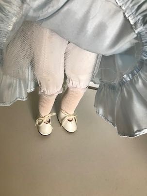 Linda boneca de porcelana