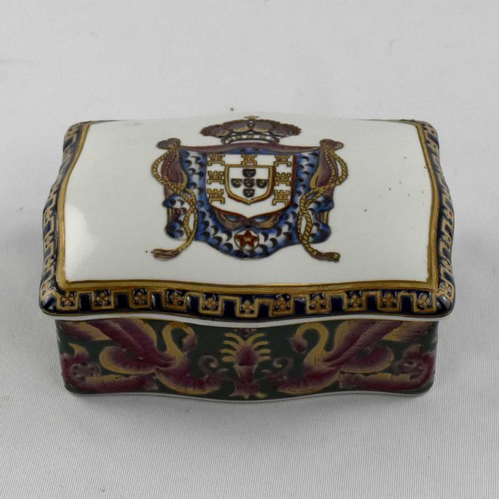 Caixa porcelana da China com brasão da Monarquia