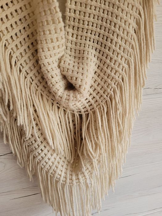 Śliczny komin szal z licznymi frędzlami