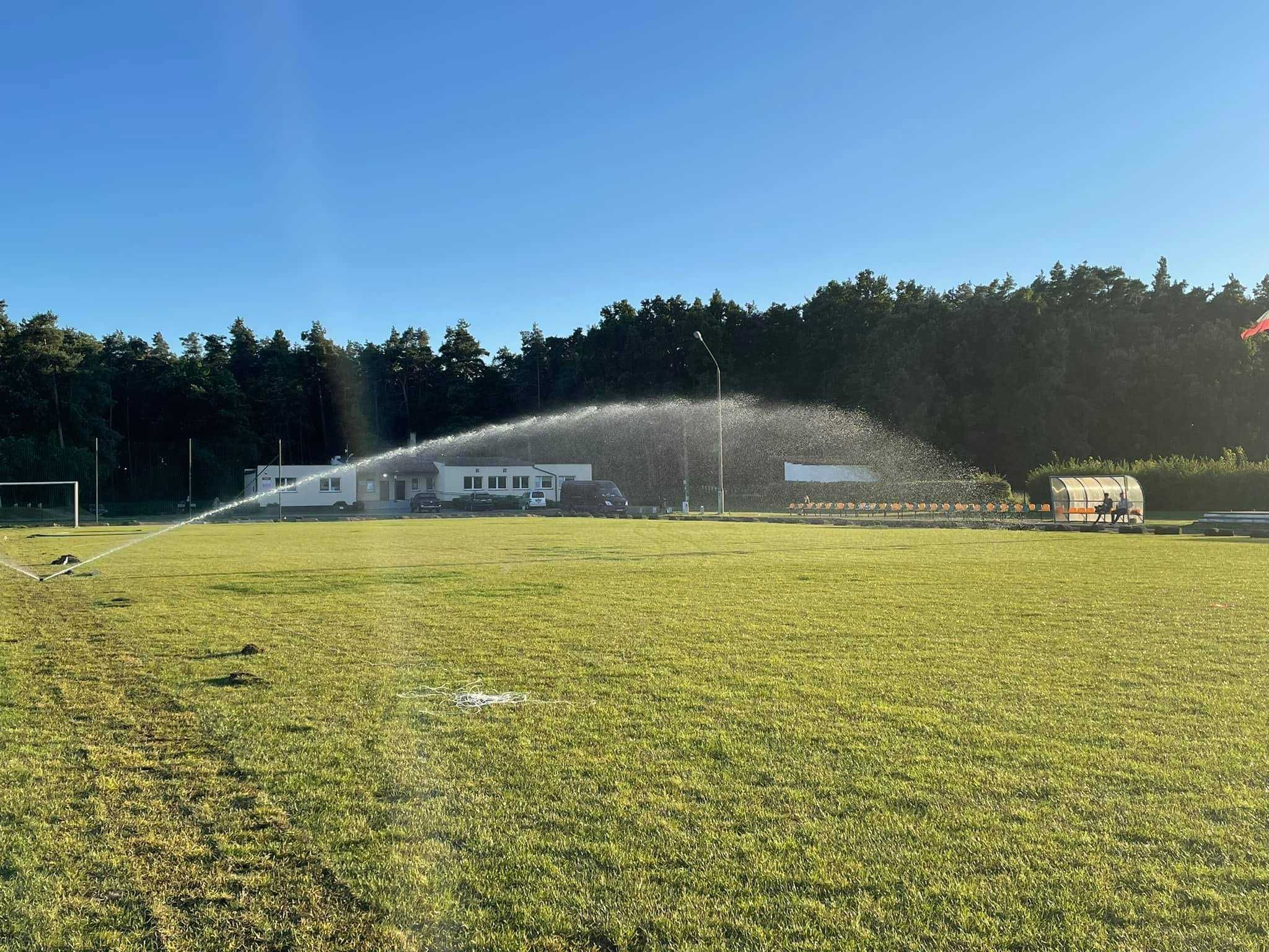 Nawadnianie Stadionów, Boisk