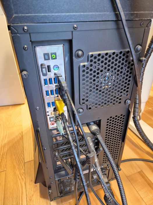 Komputer stacjonarny (i7-5820K + NVidia GTX 1070 + 32GB RAM + 2.5TB)