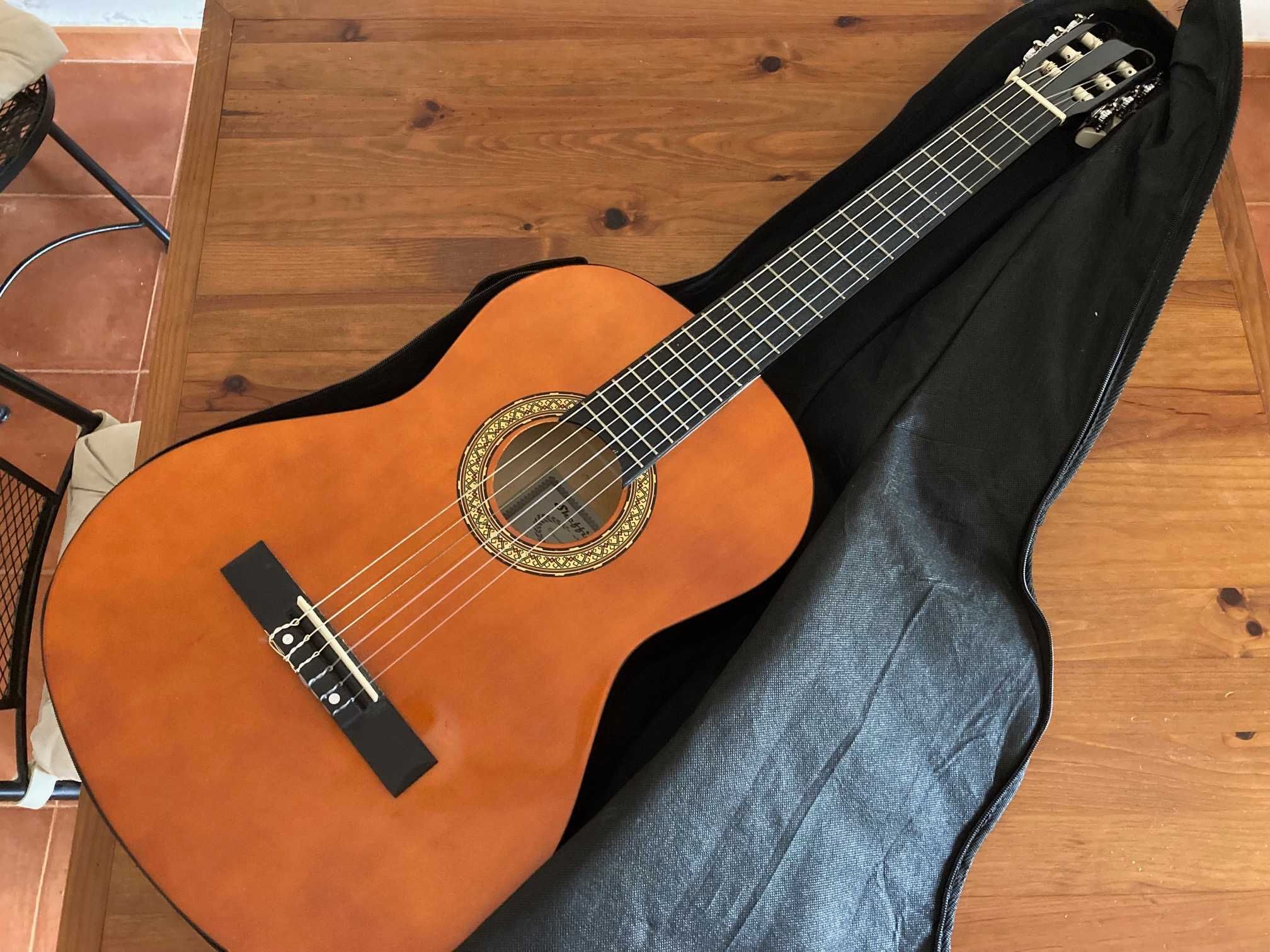 1 Guitarra e 1 Ukelele (dois instrumentos e acessorios)