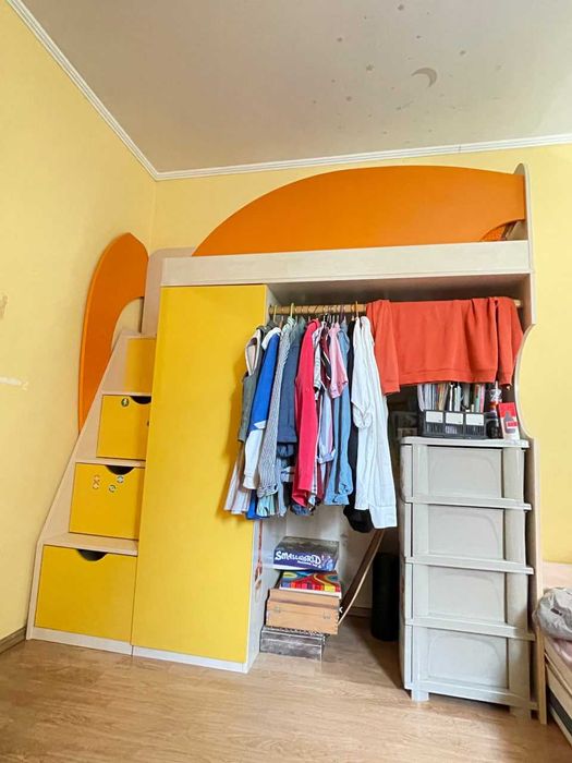 Ліжко-горище з шафою, місцем для столу і висувними ящиками у сходах