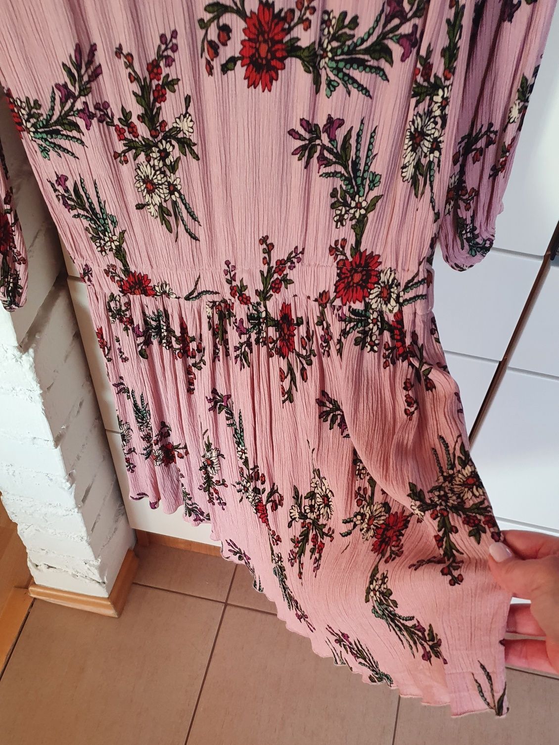 sukienka wiosenna/letnia - pudrowy róż z modnym, roślinnym printem