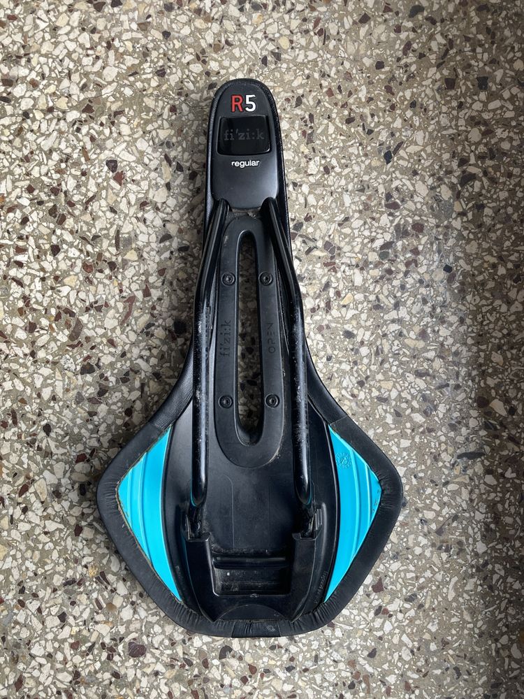 Fizik Luce R5 regular 142 mm. Siodełko damskie szosowe.