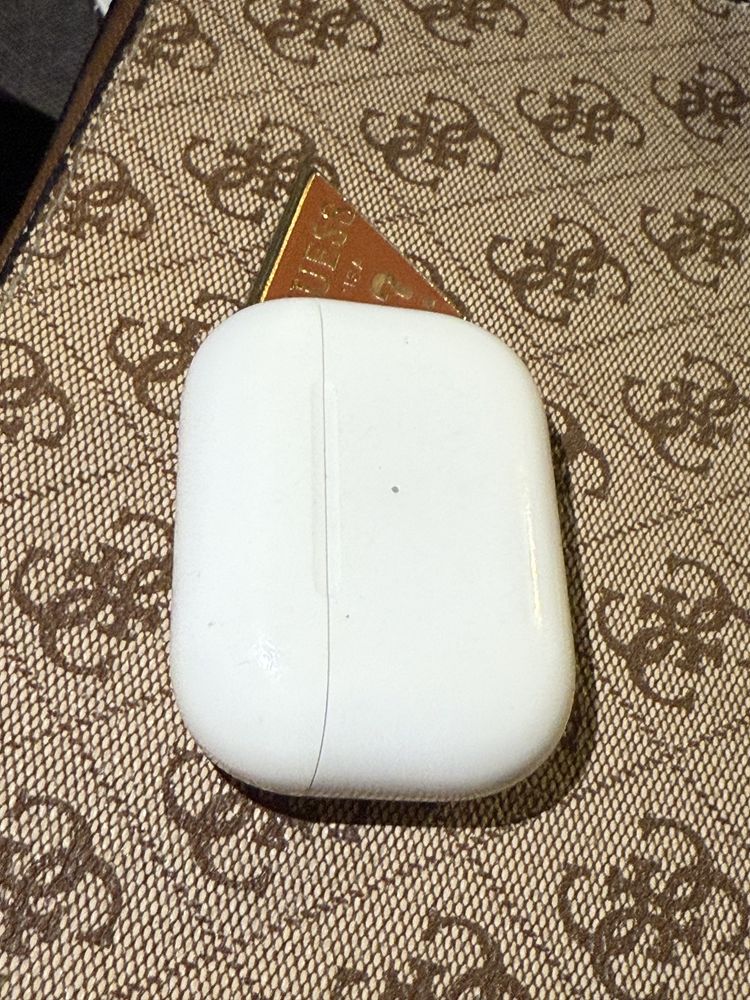 Продам кейс без навушників airpods pro 2  а2700