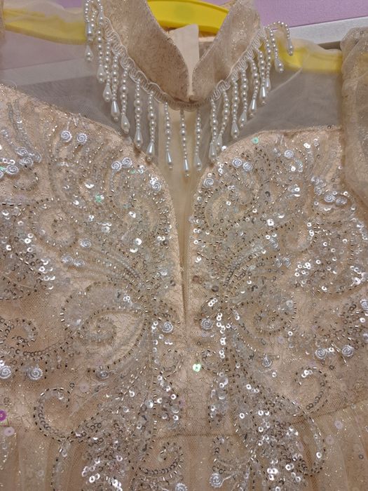 Неймовірно гарна золота сукня для дівчинки 7 років