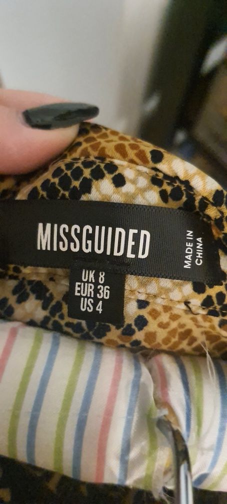 Sukienka wężowa rozkloszowana missguided s