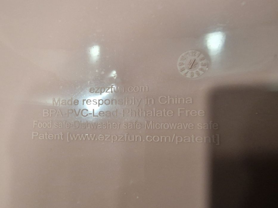 EZPZ Silikonowy talerzyk z podkładką 2w1 Happy Mat pastelowy róż