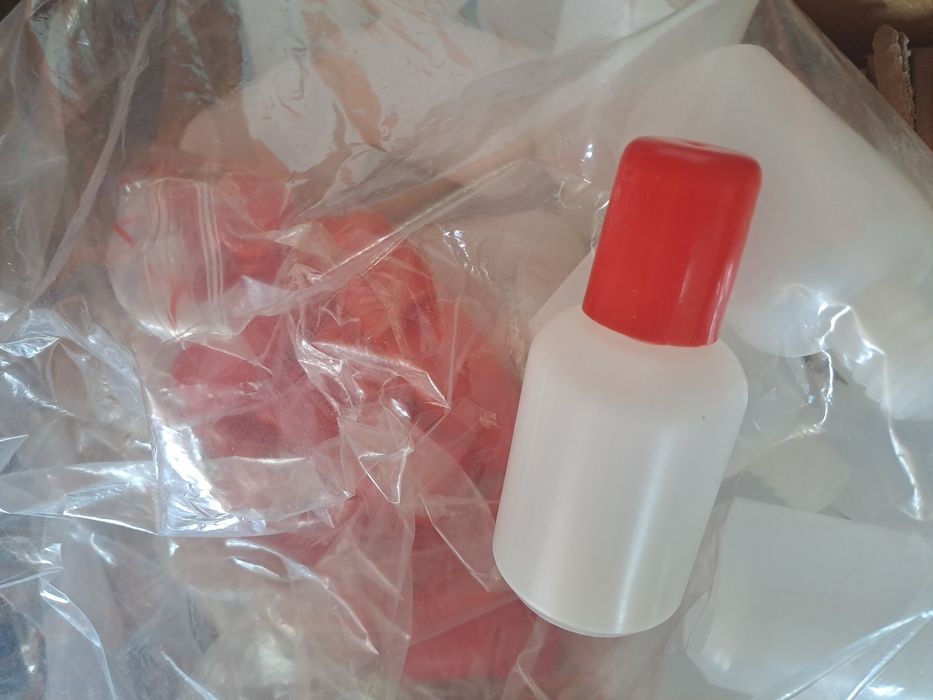 Buteleczki plastikowe nowe zakrętki