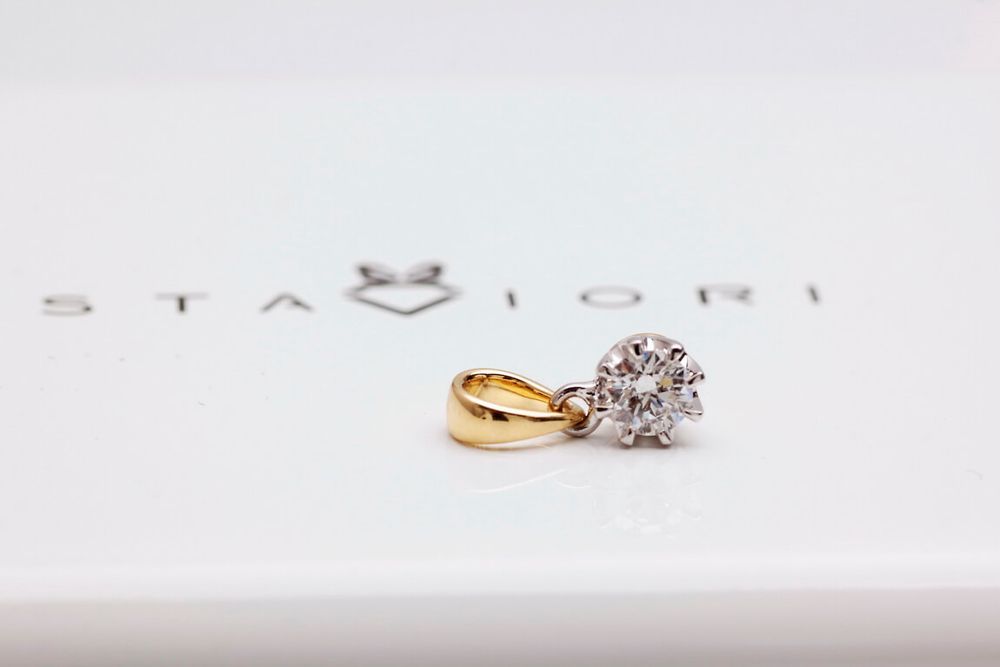 Złoty wisiorek Staviori z diamentem