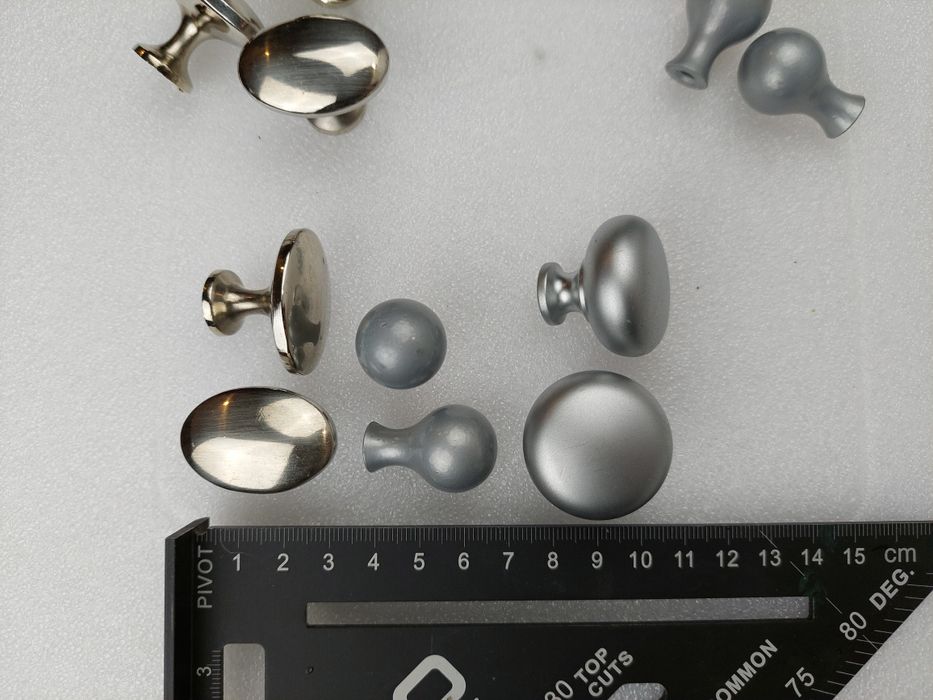 Srebrny metalowy uchwyt gałka meblowa