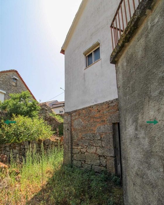 Casa com Caráter para Renovar — Entre Tondela e Carregal do Sal