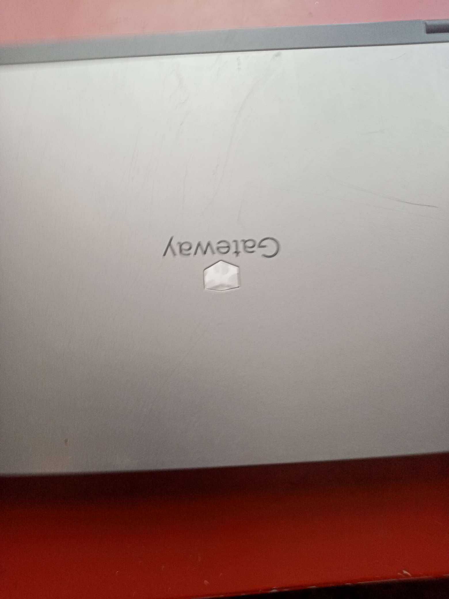 laptop Gateway z zasilaczem