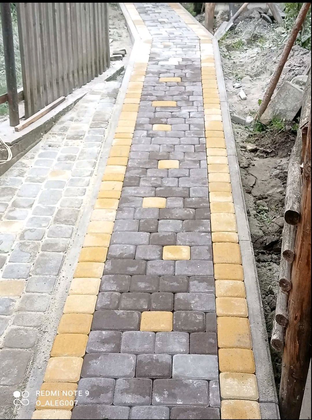 Укладання тротуарної плитки бруківки
