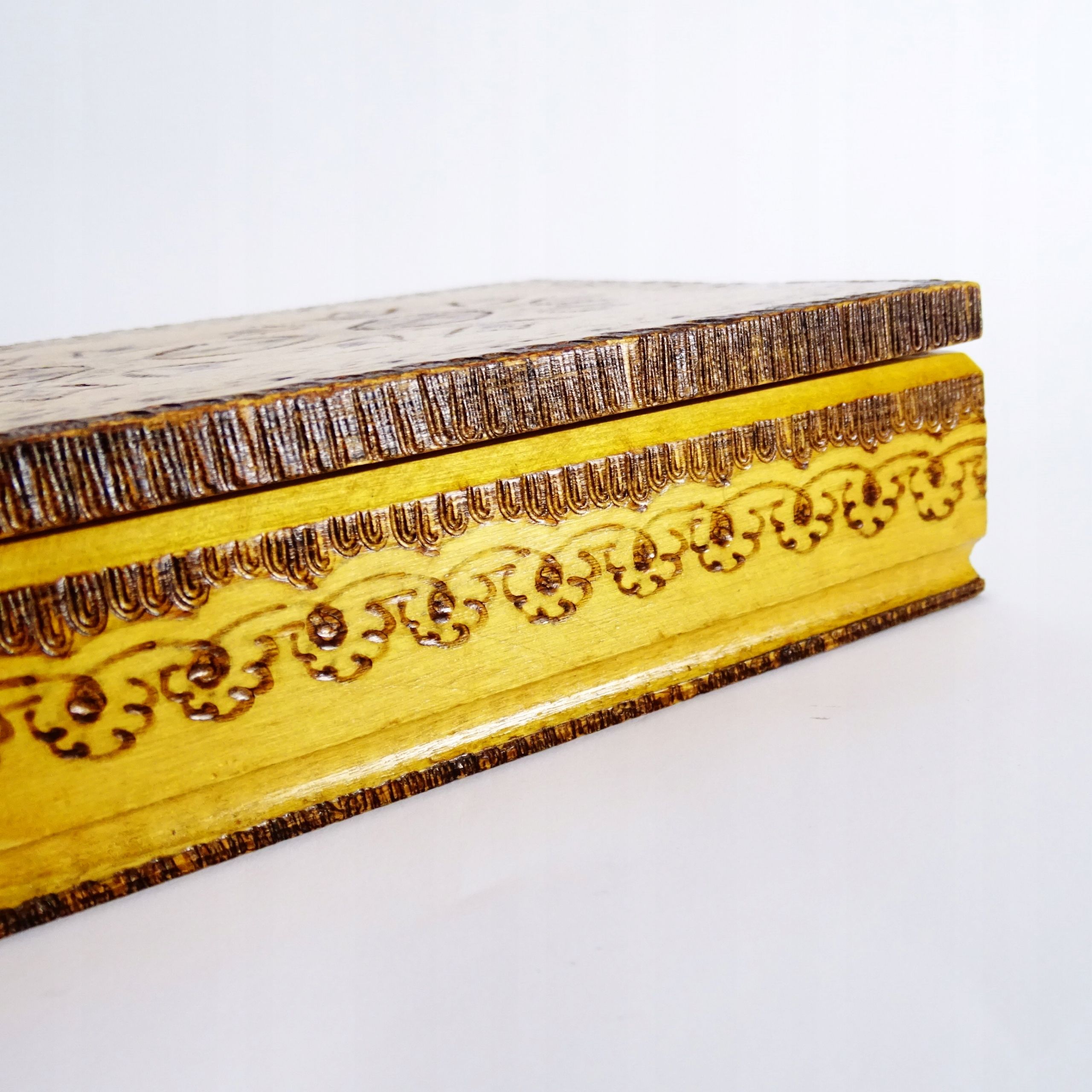 stare drewniane ręcznie zdobione pudełko skrzynka