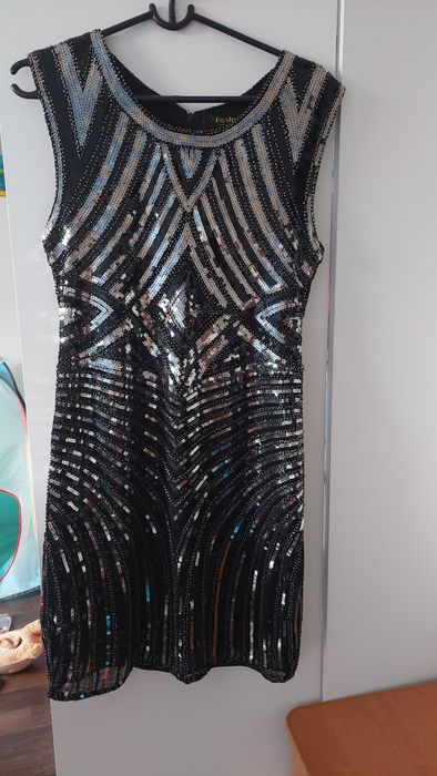 Śliczna sukienka cekinowa L