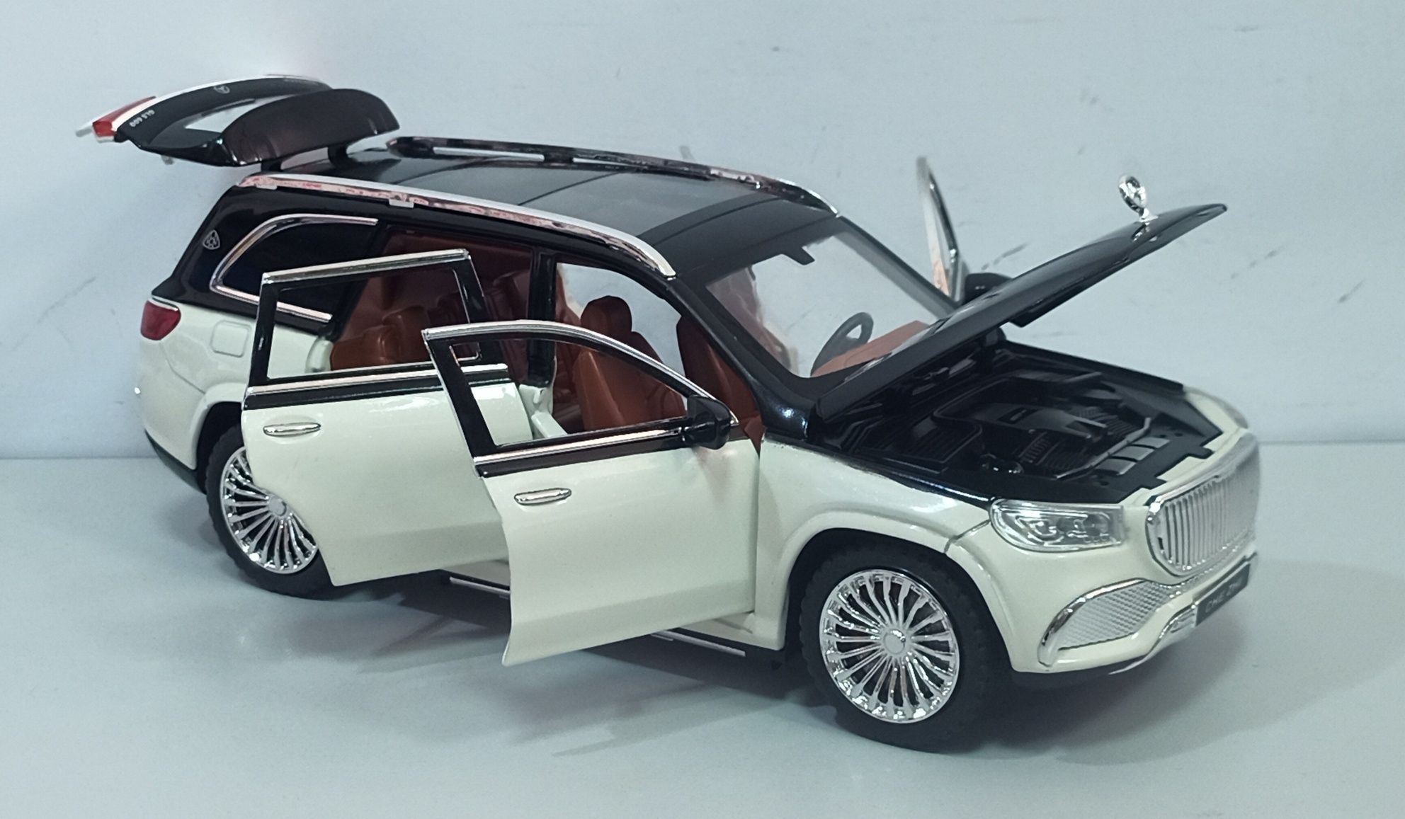 Машинка Mercedes MAYBACH GLS600 модель 1:24 CHE ZHI. Металл, звук свет