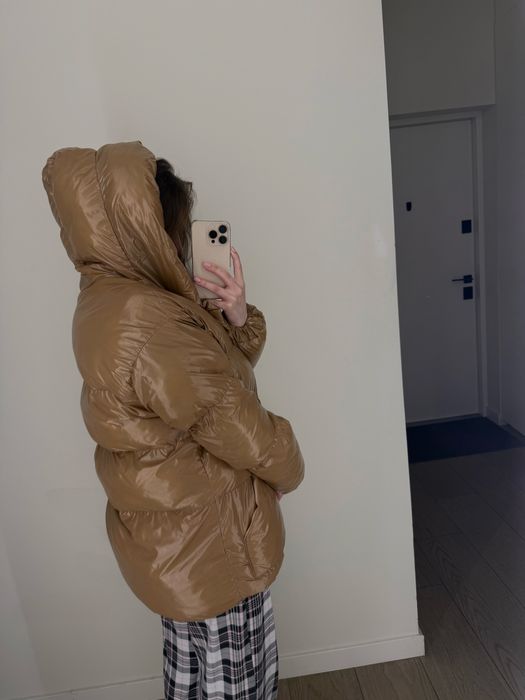 Лаковий пуховик, бежевого кольору