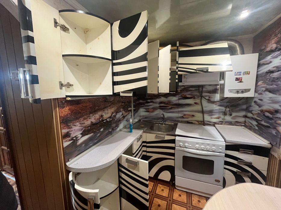 Кухонна стінка лакова