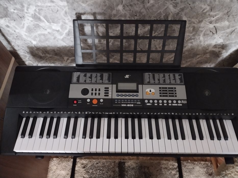 Синтезатор майже новий