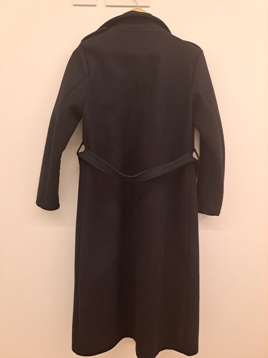 Sobretudo comprigo cor preta, vom cinto e botões no ombro