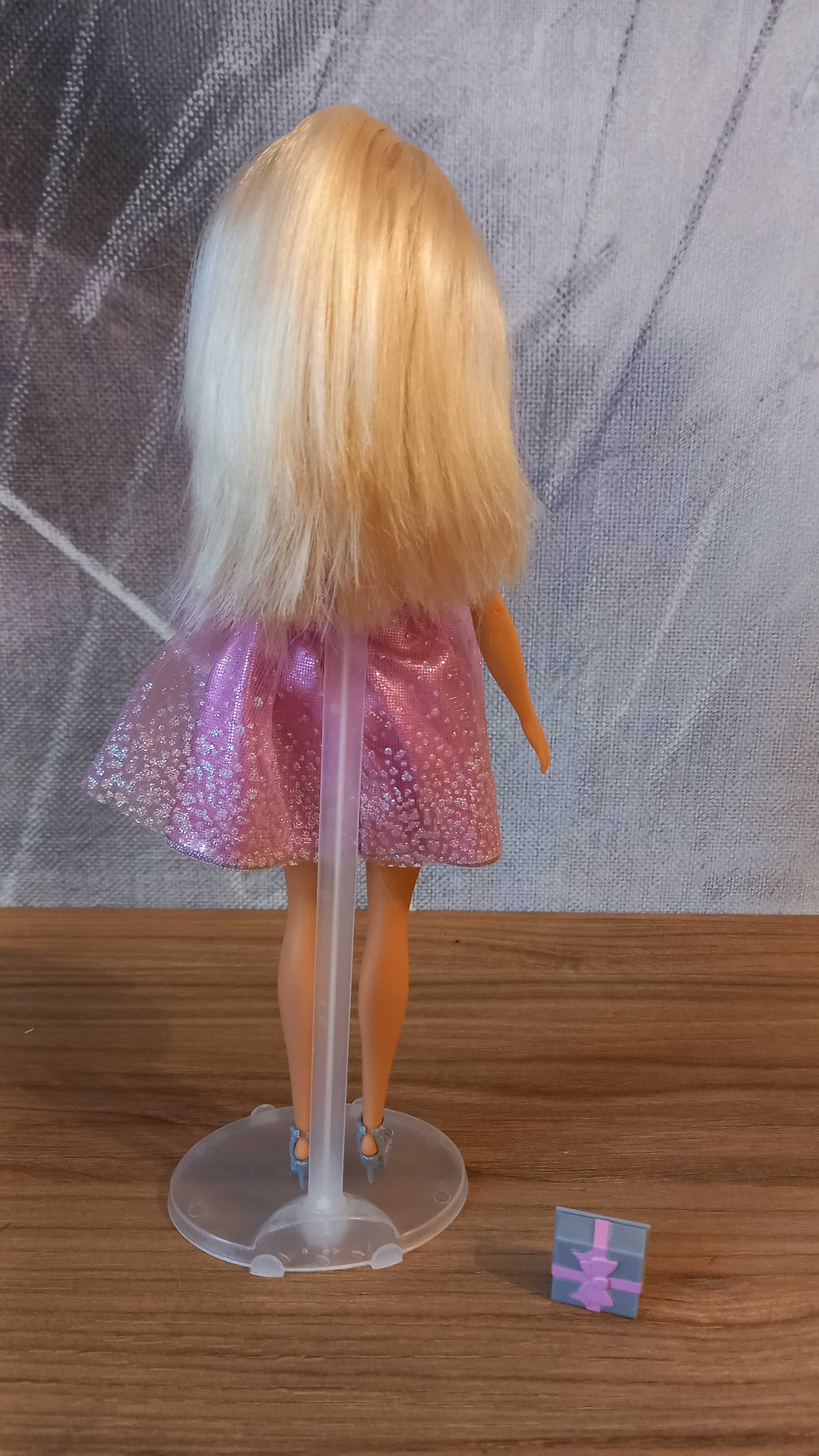 Barbie urodzinowa z prezentem