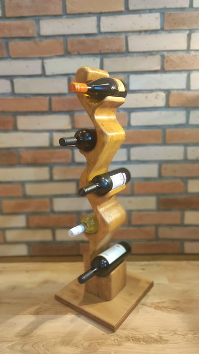 Wolnostojacy craftowy stojak na wino