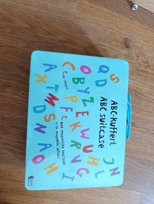 Walizeczka z magnetycznymi literkami