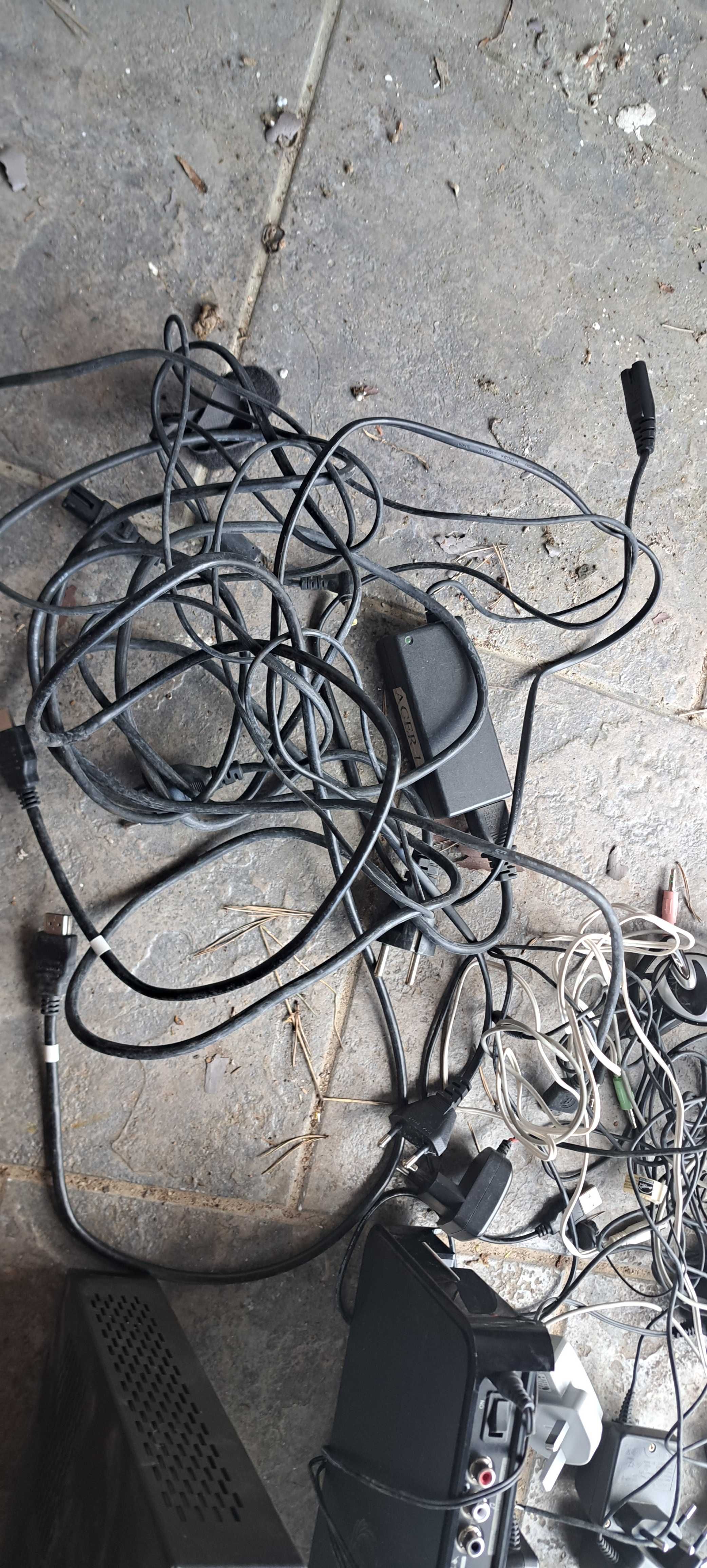 Ladowarki kable UPC dekodery HDMI lampa