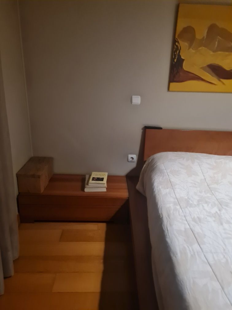 Quarto cama com 2 mesas de cabeceira
