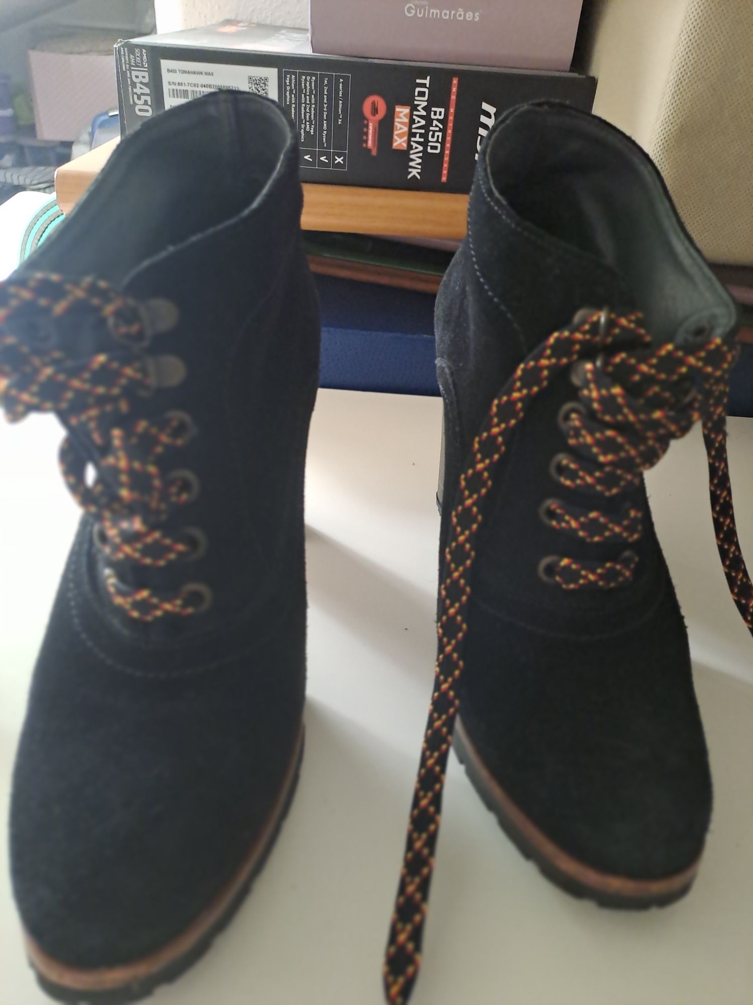 Botins de camurça preta com tacão, em ótimo estado
