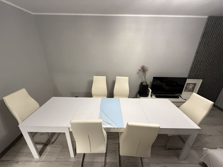 Nowoczesny stół w połysku + 8 krzeseł z ekoskóry – komplet